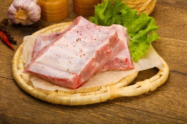 Çiğ domuz kaburgası