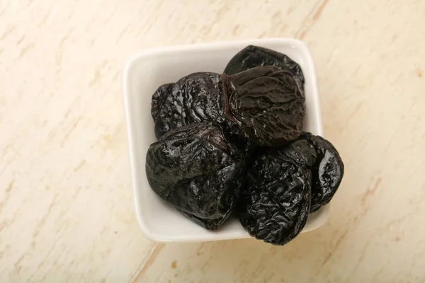 Tas Prunes Sèches Dans Bol Sur Fond Bois — Photo