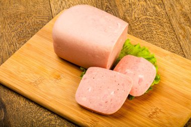 Jambon salata yaprakları üzerinde