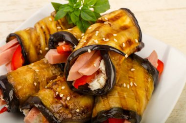 Jambon, peynir ve biber dolması patlıcan