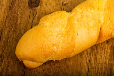 Ev yapımı baget ekmek ahşap arka plan üzerine