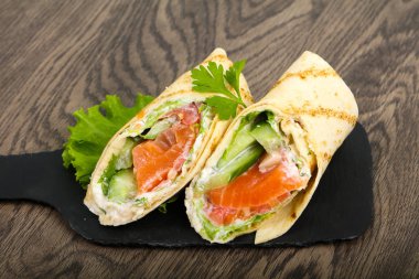 Somon ekmek rulo peynir ile