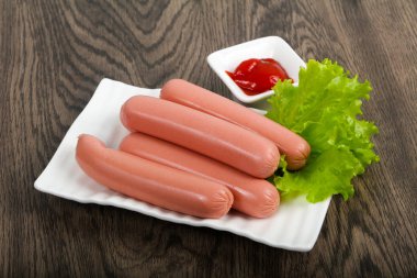 Haşlanmış sosis salata ile 