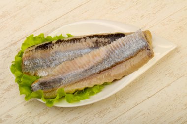 ringa balığı filetosu plaka üzerinde 