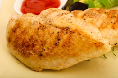 Kavrulmuş tavuk göğsü salatası ile ahşap masa arka plan üzerinde bırakır