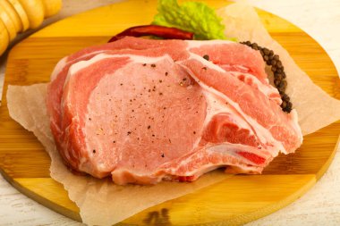 pişmemiş Domuz pirzola