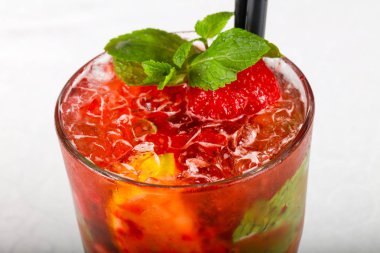 Çilek mojito cam beyaz masada nane ile