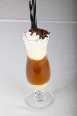 Kahve dondurma ve choco beyaz masada