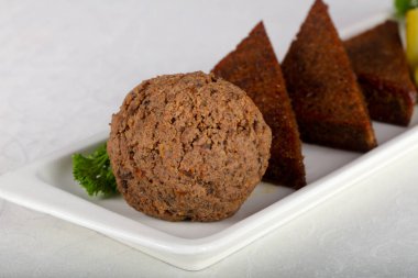 Ekmek ve salatalık turşusu ile karaciğer yaymak