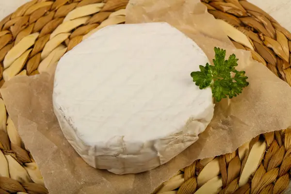 Queso Camembert con perejil — Foto de Stock