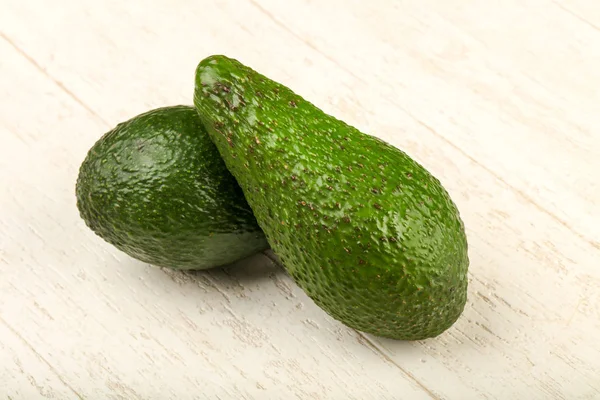 Stapel Groene Avocado Houten Achtergrond — Stockfoto