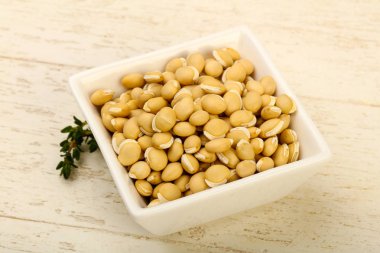 Kase çiğ beyaz fasulye