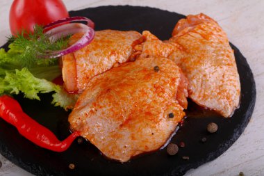 Izgara ve barbekü ahşap arka plan üzerinde Marine edilmiş tavuk uyluk