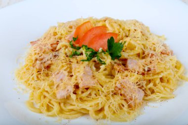 Spagetti carbonara domuz eti, peynir ve maydanoz ahşap arka plan üzerinde