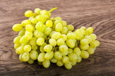 Tatlı sarı üzüm öbek üzerinde ahşap arka plan