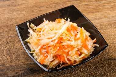 Ahşap arka plan üzerinde çiğ lahana turşusu 