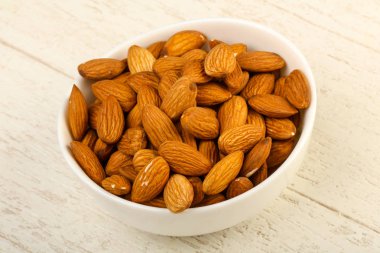 Kabın içinde badem yığın