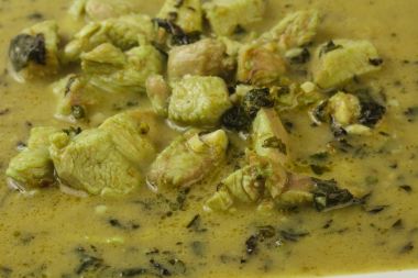 Tavuklu yeşil köri.