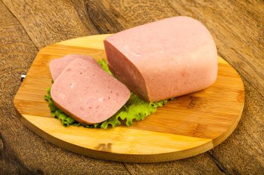 Jambon salata yaprakları üzerinde