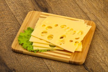 Dilimlenmiş peynir salata yaprakları ile 