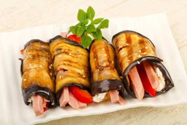 Jambon, peynir ve biber dolması patlıcan