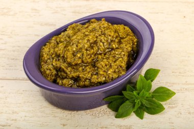 Fesleğenli pesto sos kabın içinde bırakır