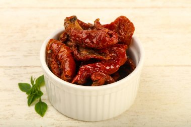 Fesleğen yaprakları ile yağda kuru domates