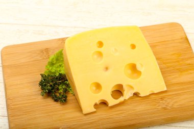Ahşap arka plan üzerinde peynir parçası
