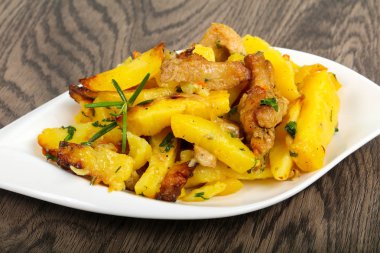 Domuz eti ile kızarmış patates