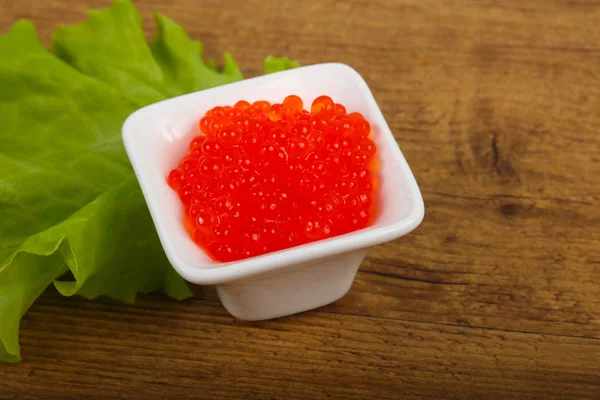 Caviar rojo en tazón — Foto de Stock