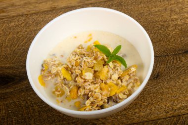 Muz, fındık ve nane ile müsli