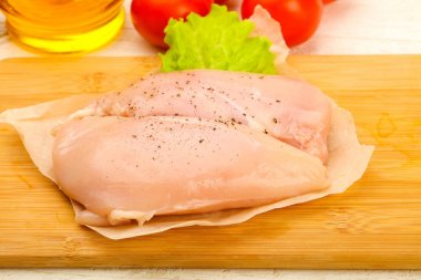 Çiğ tavuk göğsü.