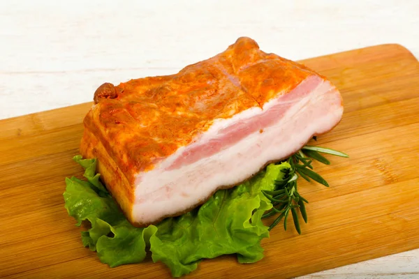 Brisket de cerdo con hojas de ensalada — Foto de Stock