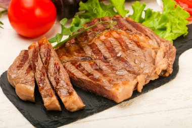 Ahşap masa arka plan üzerinde ızgara kaburga eti