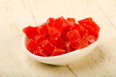 Ahşap masa arka plan üzerinde kuru papaya yığın