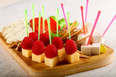 Peynir tabağı ile meyve, Beyaz ahşap masa arka plan hizmet