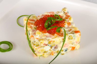 Closeup beyaz tabakta cavair Rus salatası
