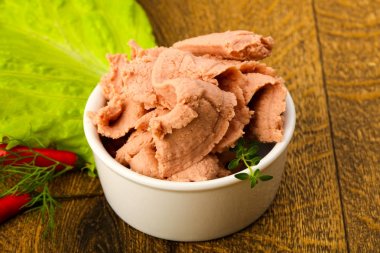 Karaciğer pasta salata yaprakları ve kekik ahşap arka plan üzerine bir kase içinde