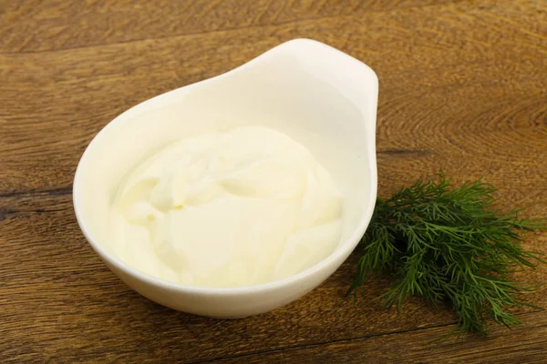 Griekse Yoghurt Met Dille Verlaat Houten Achtergrond — Stockfoto