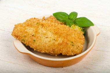 Susam ve haşlanmış sebzeler ile ahşap arka plan üzerinde tavuk