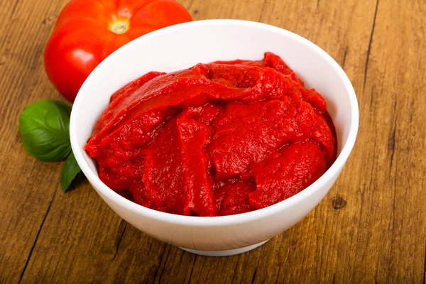 Tomatpuré med basilikablad — Stockfoto