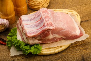 pişmemiş domuz eti