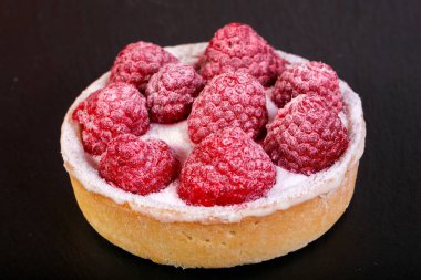 Ahşap arka plan üzerinde ahududu lezzetli kek