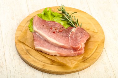 Ahşap arka planda pişirmek için çiğ domuz eti.