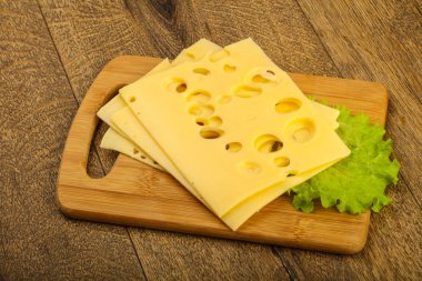 Dilimlenmiş peynir salata yaprakları ile 