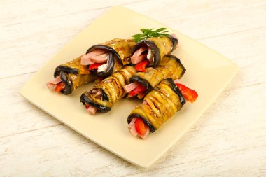 Jambon, peynir ve biber dolması patlıcan