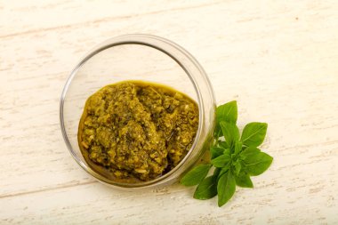 Fesleğenli pesto sos kabın içinde bırakır