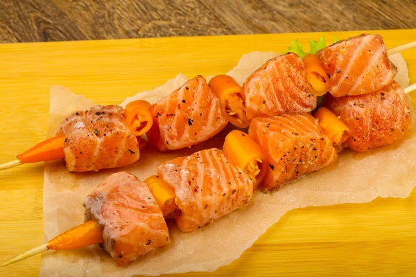 Raw salmon skewer — Stock Photo, Image