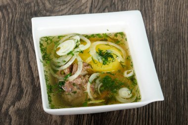 Beyaz et çorbası. Hashlama kuzu veya Dana ahşap arka plan üzerinde