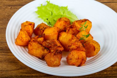 Otlar beyaz plaka üzerinde fırında patates